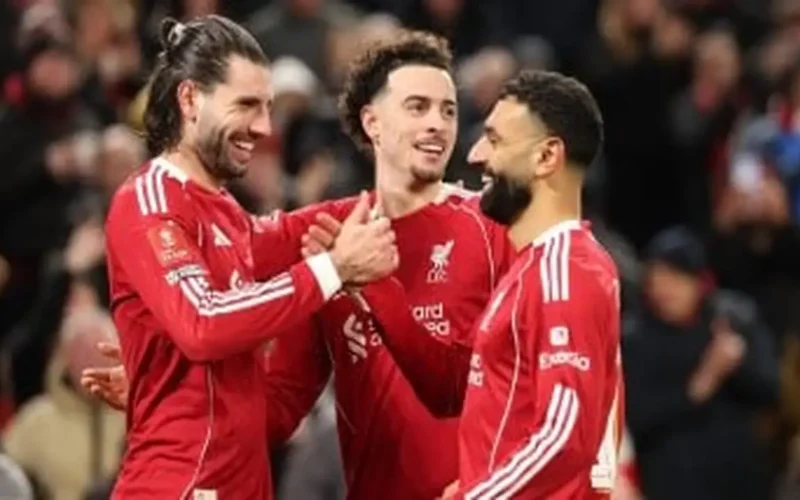تحديات كبرى بانتظار محمد صلاح ورفاقه في جدول مباريات ليفربول خلال شهر مارس